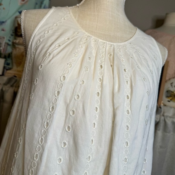 LOFT Cream Pleated Eyelet Sleeveless Blouse Sz M - Picture 3 of 9